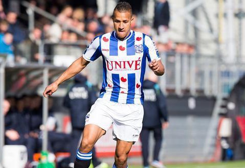 的站位更靠 的站位更靠